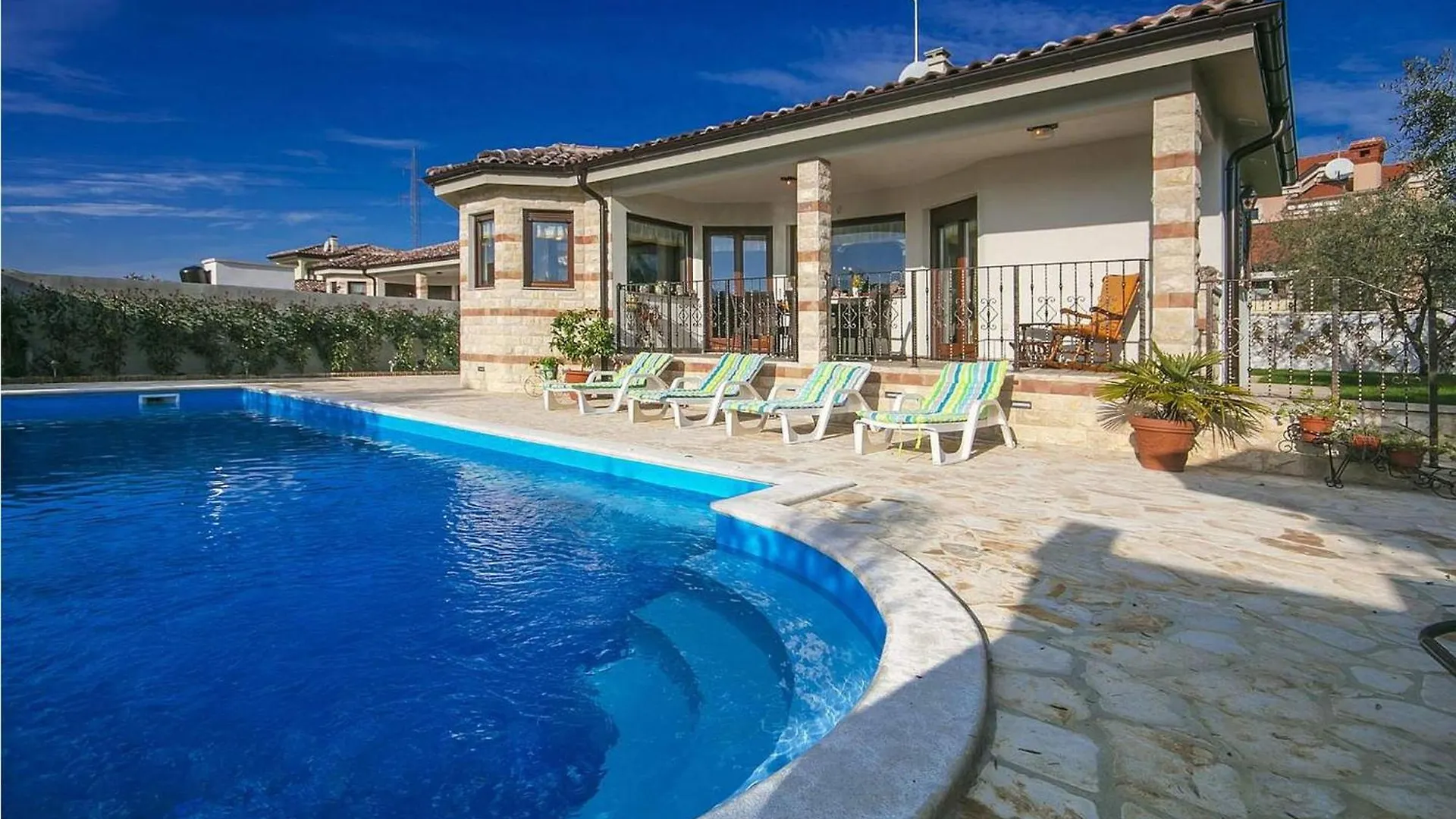 Villa Adry ブイェ