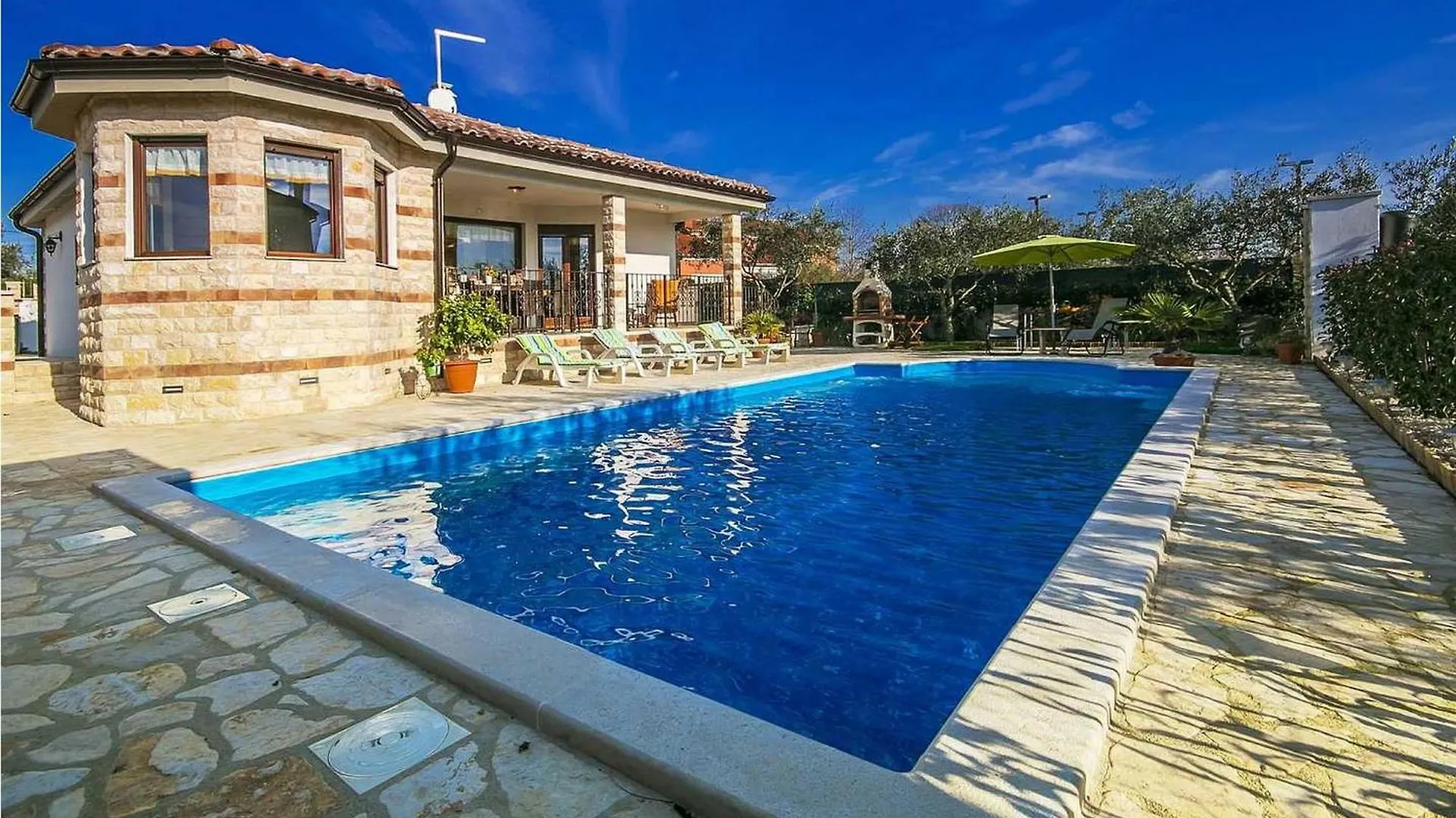 Villa Adry ブイェ